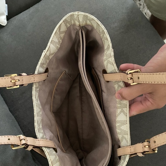 Michael Kors tote - Picture 2 of 6